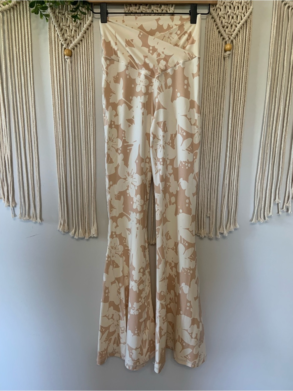AERIE Offline Super Flare High Rise Crossover Floral Leggings Medium
